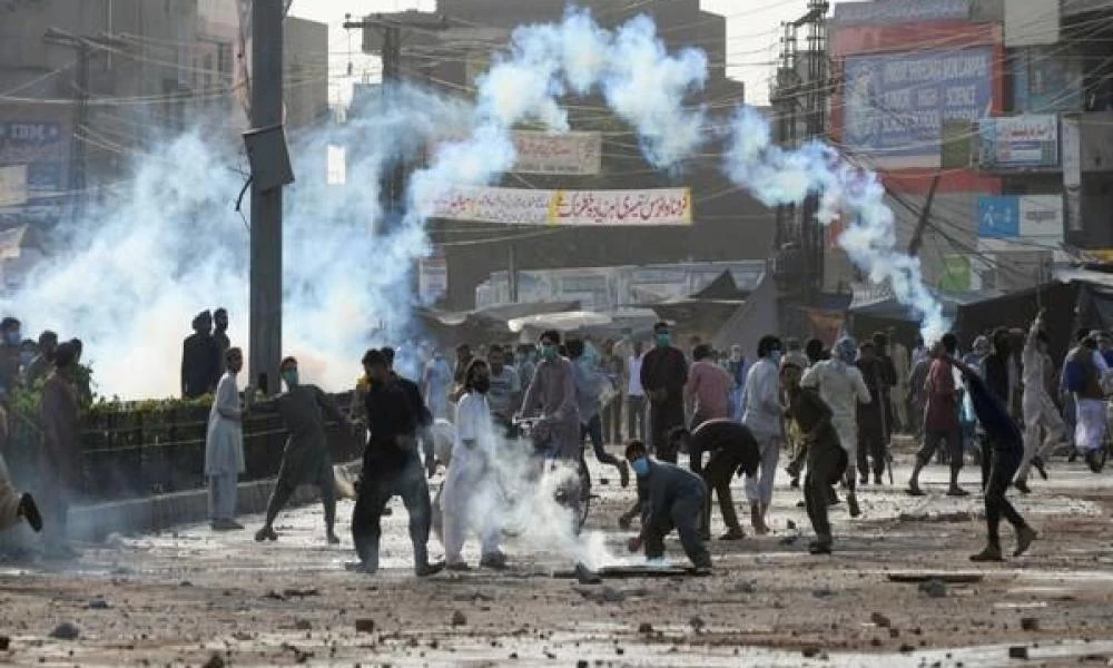 Το απόλυτο χάος στο Πακιστάν ανάμεσα σε κυβέρνηση & στρατό